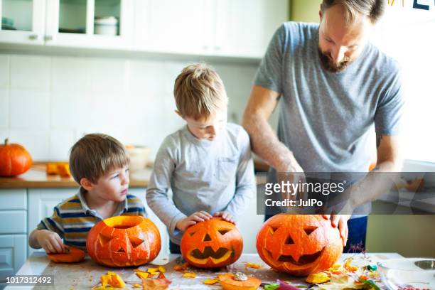 vorbereitung auf halloween - pumpkin stock-fotos und bilder