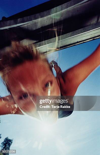 woman bungee jumping from bridge - bungee jump stockfoto's en -beelden