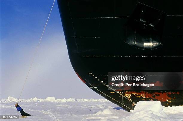 man towing nuclear powered ice breaker - ice breaker stock-fotos und bilder