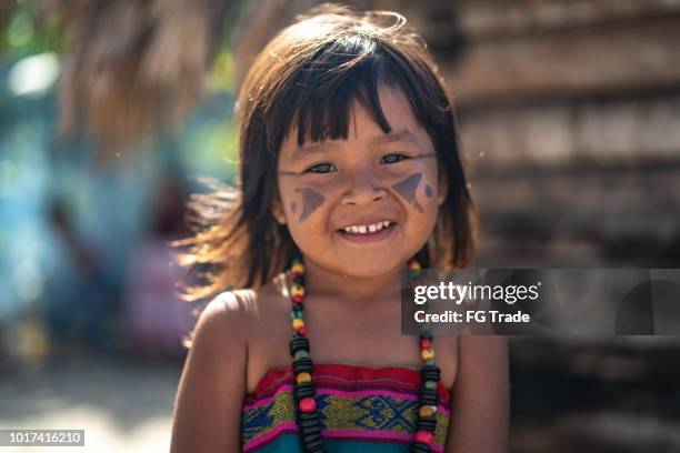 einheimischen brasilianischen kind, portrait von tupi-guarani-ethnizität - bundesstaat amazonas brasilien stock-fotos und bilder