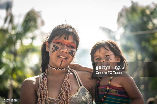 indígenas brasileñas hermanas, retrato de tupi guaraní etnia - cultura indígena fotografías e imágenes de stock