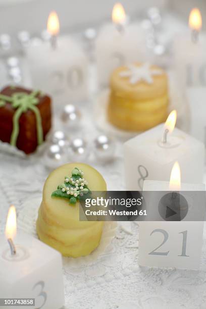 advent calendar, candles, petit fours, close-up - プチフール ストックフォトと画像