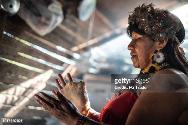 indigene brasilianerin von guarani ethnizität, kochen "xipa" - indigenous culture stock-fotos und bilder
