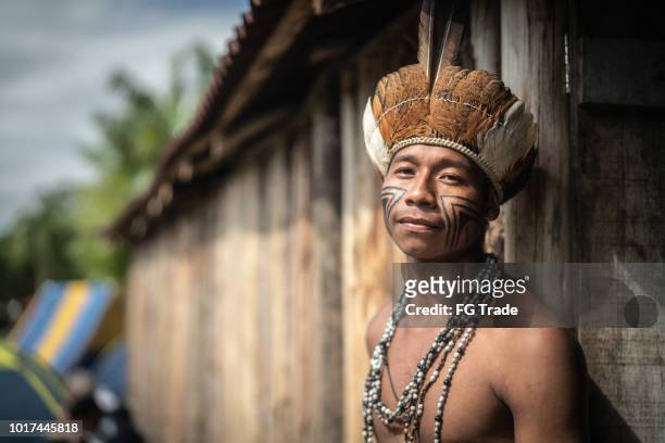 inheemse braziliaanse young man portret van guarani etniciteit thuis - culturen stockfoto's en -beelden
