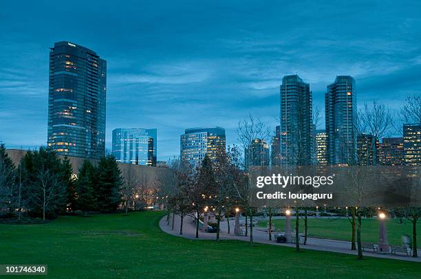 downtown bellevue, wa - bellevue bundesstaat washington stock-fotos und bilder