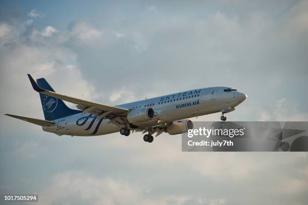 korean air boeing 737-800 - korean air stock pictures, royalty-free photos & images