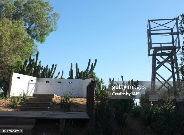 a tribute to the pionners, reconstruction of tower and stockade in kibbutz tel yitzhak - 1938 photos et images de collection