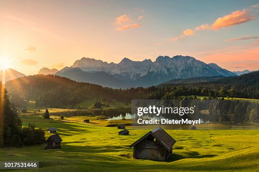 Lever de soleil magique à Alpine Lake Geroldsee - vue sur le Mont Karwendel, Garmisch Partenkirchen, Alpes Lever de soleil magique à Alpine Lake Geroldsee - vue sur le Mont Karwendel, Garmisch Partenkirchen, Alpes