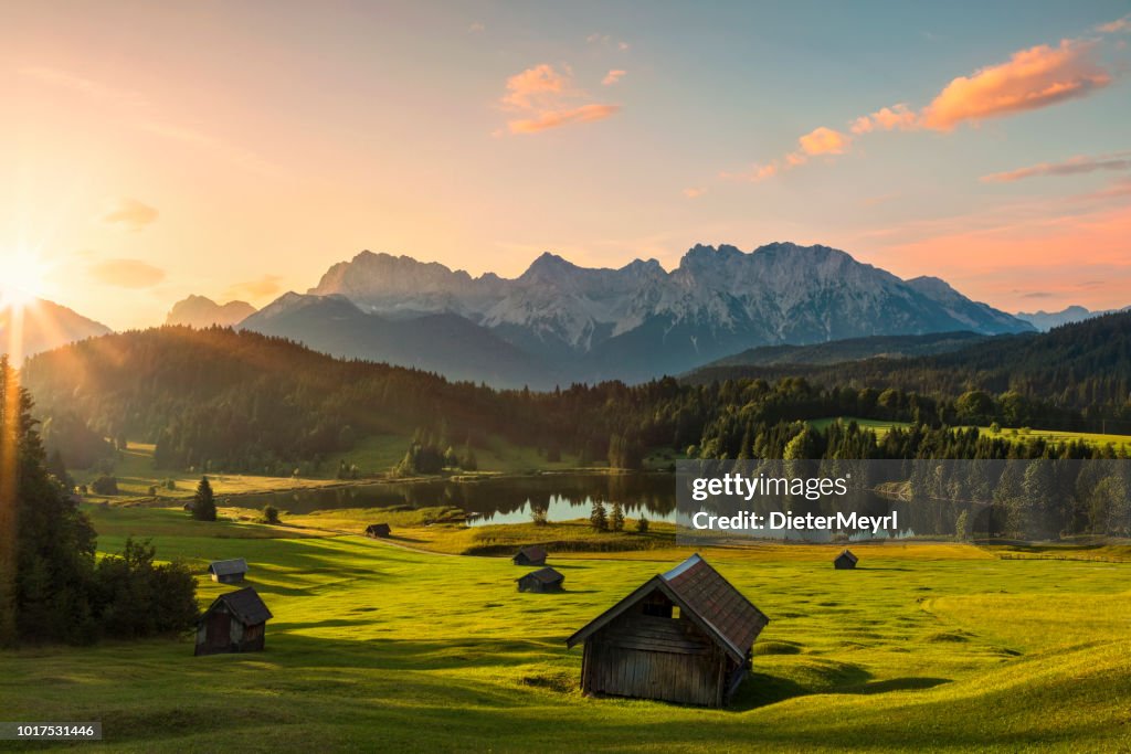 Nascer do sol mágico em Geroldsee de Lago alpino - vista para montar Karwendel, Garmisch Partenkirchen, Alpes