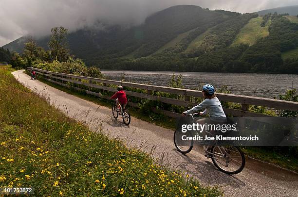 mom and son biking along the franconia notch bike trail. - new hampshire photos et images de collection