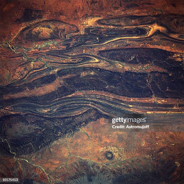 macdonnell ranges, northern territory, australia - australia from space stock-fotos und bilder