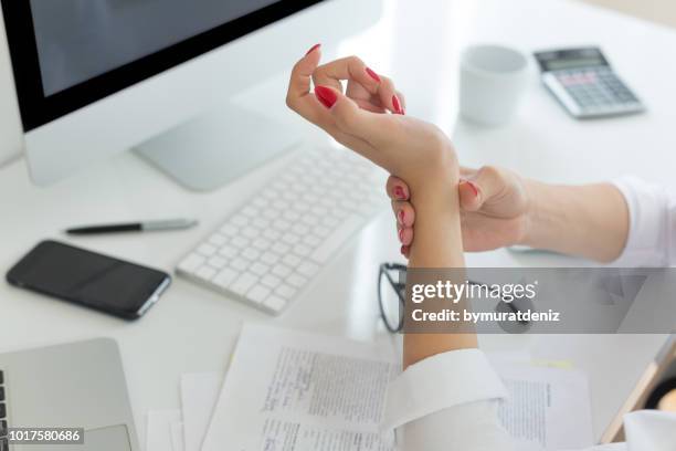 femme d’affaires avec douleur du poignet - poignet photos et images de collection
