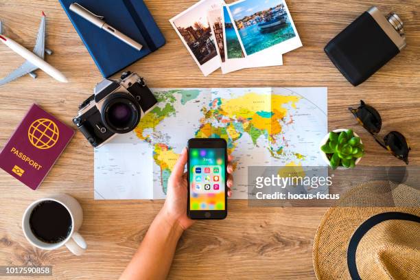 planen eine reise mit dem iphone - airbnb stock-fotos und bilder
