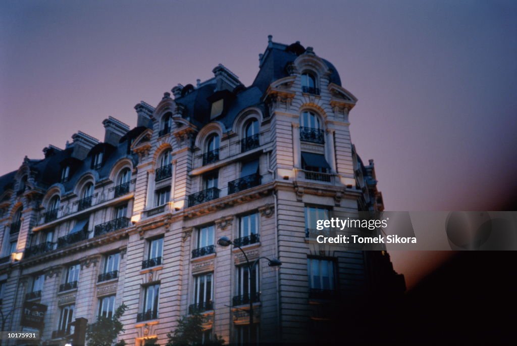 ARCHITECTURAL DETAIL OF BUILDING, PARIS