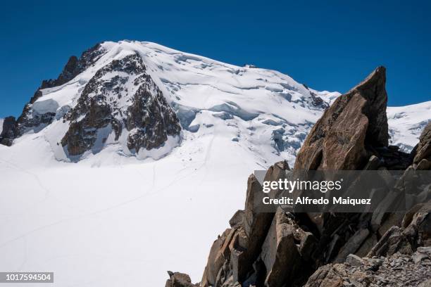 mont blanc du tacul (4,284 m ) and valle blanche glacier, chamonix, haute savoie, french alps, france, europe - espace blanc stock pictures, royalty-free photos & images