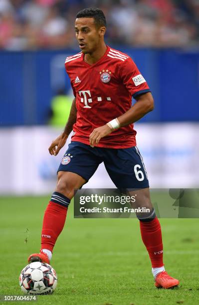 Thiago of Muenchen in action during the friendly match between Hamburger SV and Bayern Muenchen at Volksparkstadion on August 15, 2018 in Hamburg,...