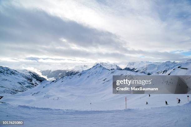 helling van de skiën in silvretta montafon - vorarlberg stockfoto's en -beelden