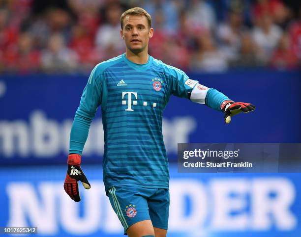 Manuel Neuer of Muenchen gestures during the friendly match between Hamburger SV and Bayern Muenchen at Volksparkstadion on August 15, 2018 in...