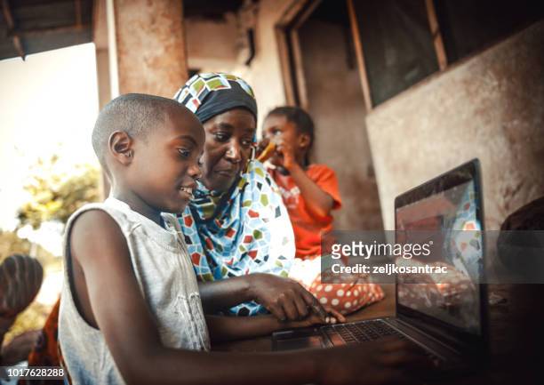 gelukkige afrikaanse familie samen met behulp van laptop - happy computer stockfoto's en -beelden