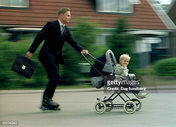 businessman pushing child in stroller - dag 3 個照片及圖片檔