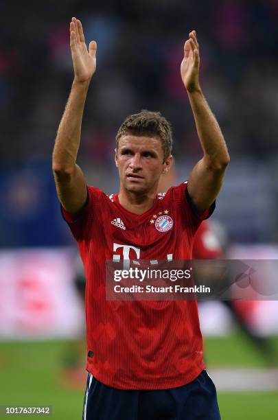 Thomas Mueller of Muenchen celebrates during the friendly match between Hamburger SV and Bayern Muenchen at Volksparkstadion on August 15, 2018 in...