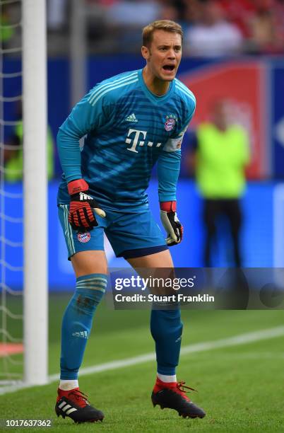 Manuel Neuer of Muenchen looks on during the friendly match between Hamburger SV and Bayern Muenchen at Volksparkstadion on August 15, 2018 in...