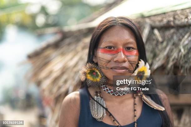 inheemse braziliaanse jonge vrouw, portret van guarani etniciteit - amazonia stockfoto's en -beelden