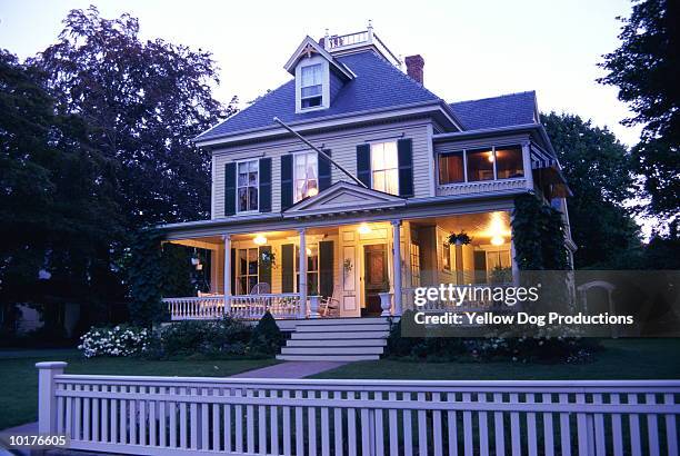 house at dusk - colonial fotografías e imágenes de stock