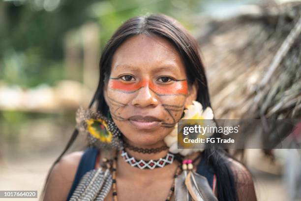 inheemse braziliaanse jonge vrouw, portret van guarani etniciteit - body art stockfoto's en -beelden