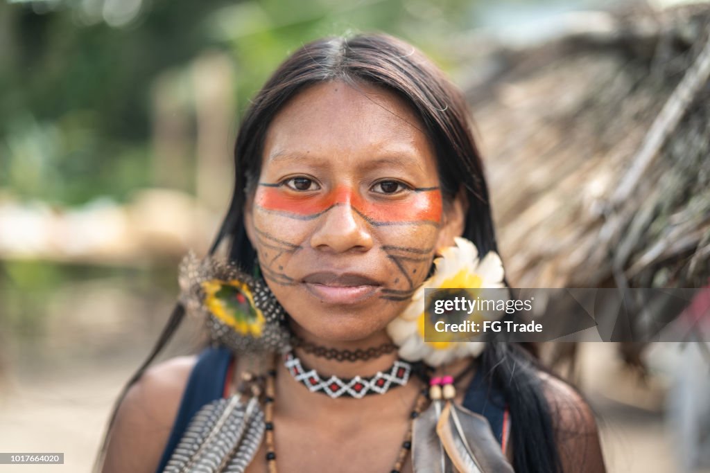 Mulher jovem brasileira indígena, retrato da etnia Guarani