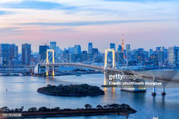 rainbow bridge and tokyo tower at sunset,tokyo,japan - ueno tokio stock-fotos und bilder