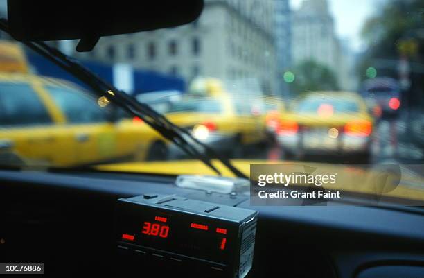 new york city cab interior-fare meter - yellow taxi foto e immagini stock
