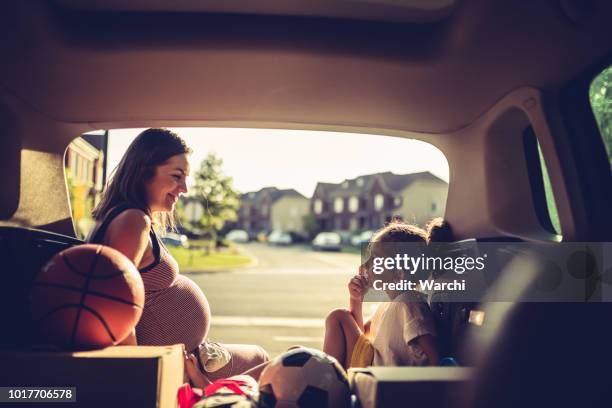 mor och dotter ha roligt innan resan - conversation car bildbanksfoton och bilder