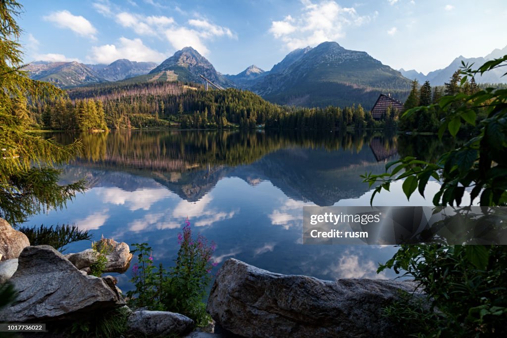 斯洛伐克高 Tatras 山脈 Strbske 札格雷布 (湖) 度假村的晨景