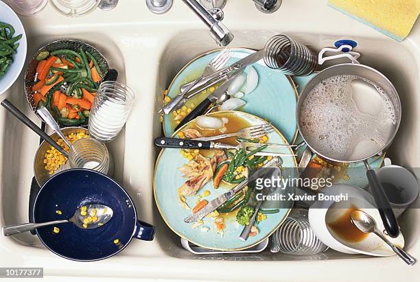 dirty dishes in kitchen sink - abwaschen stock-fotos und bilder