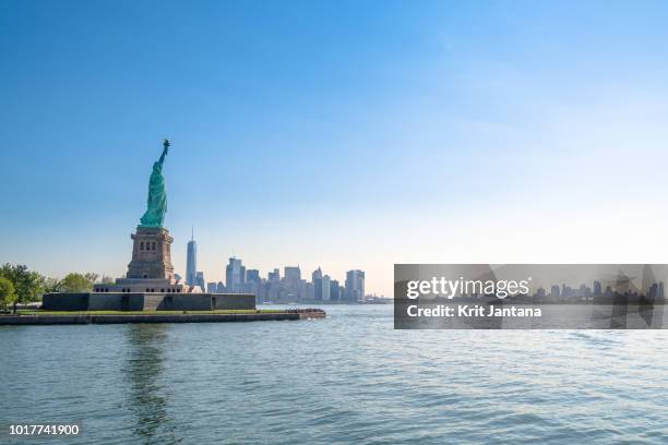 the statue of liberty, new york - new york freiheitsstatue stock-fotos und bilder