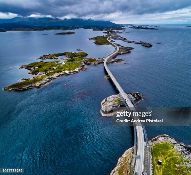 atlantic road in norway - atlantic ocean stockfoto's en -beelden