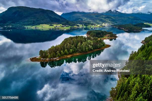 fjord coast in central norway - romsdal in norway stockfoto's en -beelden