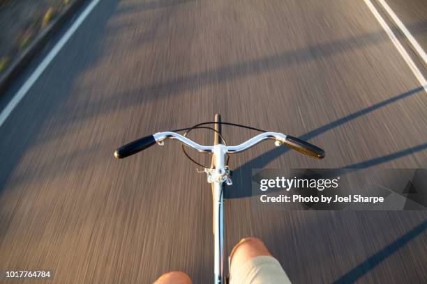 riding a road bike without hands - roue de velo photos et images de collection