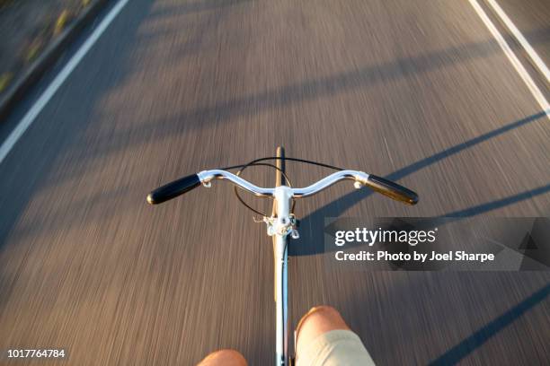 riding a road bike without hands - training wheels stockfoto's en -beelden