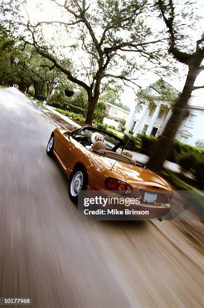 woman driving sports car, new orleans - new orleans city - fotografias e filmes do acervo