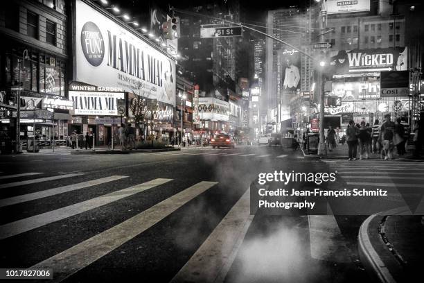 broadway and times square at night, august 2009 - isolated colour stockfoto's en -beelden