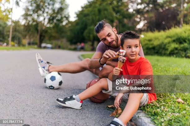 het maken van tijdloze herinneringen - kid eating ice cream stockfoto's en -beelden