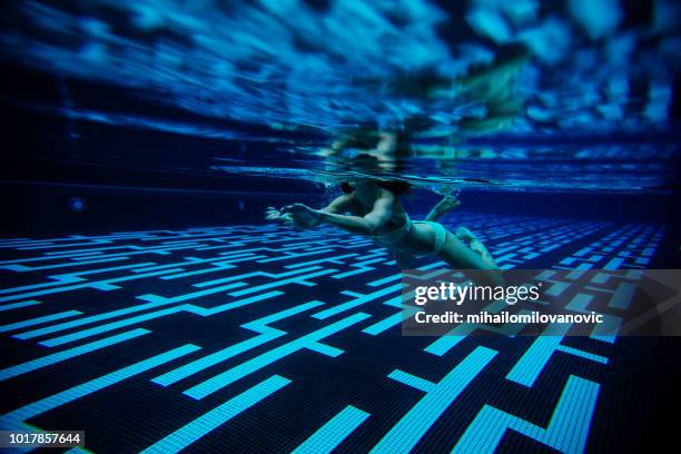 onderwater - zwemmer stockfoto's en -beelden