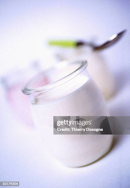 yogurt jar - joghurtbecher stock-fotos und bilder