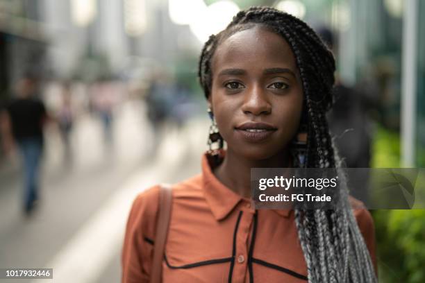 retrato de mujer africana en la calle - color negro fotografías e imágenes de stock