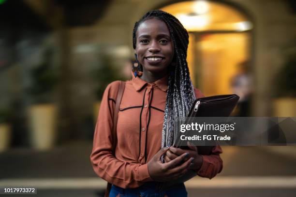 estudante de universidade em movimento - rasta - fotografias e filmes do acervo