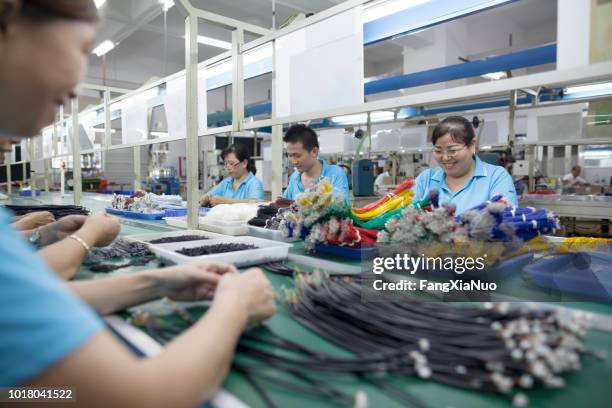 werknemers in een elektronica-fabriek in dongguan, china - elektronica stockfoto's en -beelden