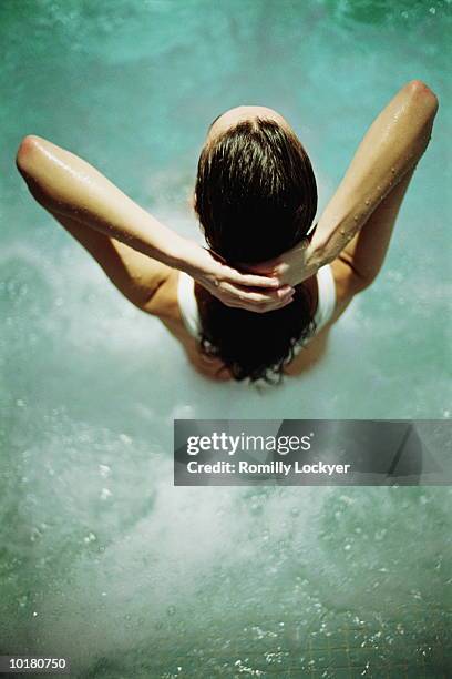 woman in bath spa - établissement de cure photos et images de collection