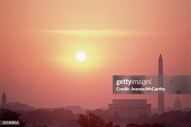 skyline of washington, d.c. at dusk - washington monument washington dc stock-fotos und bilder